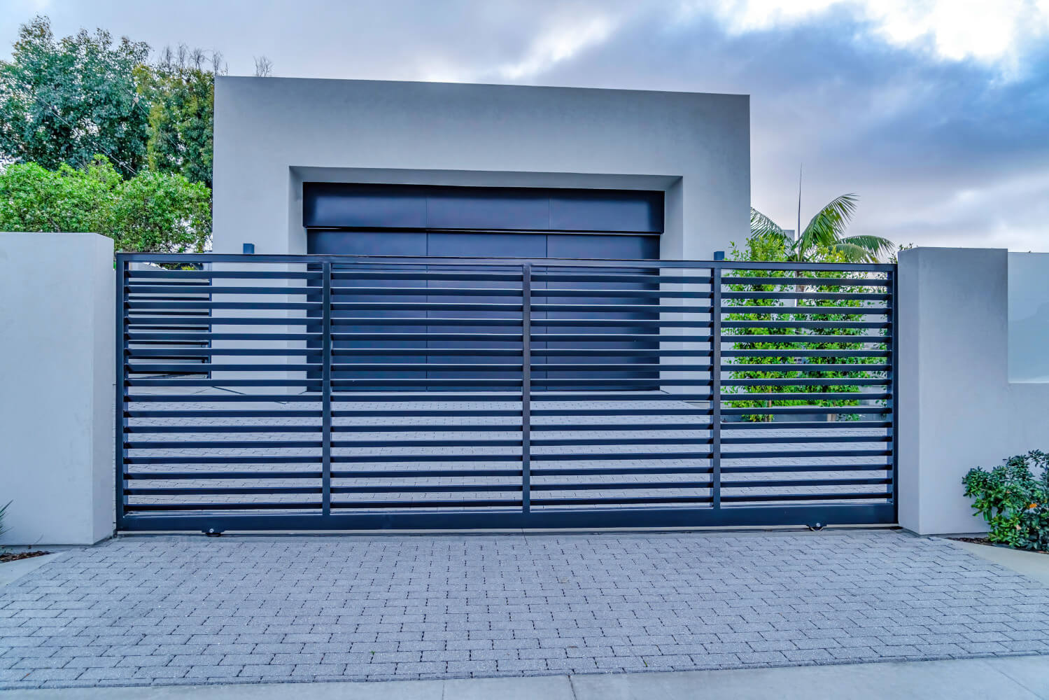 AdobeStock_402930729(1) Sliding gate automation